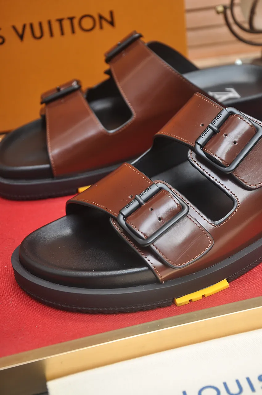 Men's shoes 💰400💶 [Louis Vuitton LV slippers] (high-end cowhide) counter 1:1 fashion style, a must-have for summer! The designer used LV’s iconic outsole. The original simple slippers instantly become fashionable! The upper is made of flexible special cowhide leather straps alternately, and the workmanship is exquisite! A must-have for stylish men in summer, size 38-45 (45 customized)